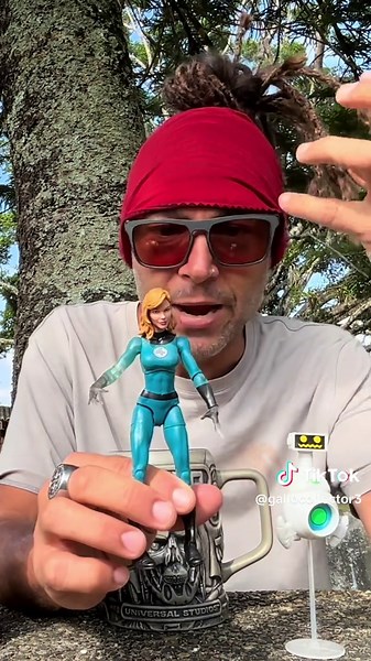 T3 E14 Sue Storm en Un café con mis figuras de acción. . #suestorm #cuatrofantasticos #marvellegends #figurasdeaccion