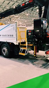 A quick look around the electric trucks on the DAF stand this morning at RTX. Both vehicles meet the Direct Vision Standard for travel into London, and the XD features an electric HIAB crane powered by an independent battery, ideal for urban deliveries by builders merchants. #RTX #RTX25 #DAF | DAF Trucks UK
