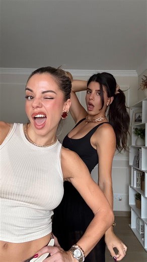 Vero Pareja Miralles on Instagram: "Quién hizo el mejor outfit?? Que conste, a mi todo me quedaba grande…🤭 #madrehija #familia #ropa #estilo #moda #parati #lifestyle #hija"