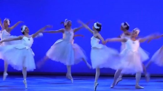Tonatiuh Gómez, platica en entrevista con el periodista cultural Daniel Togliatti sobre el espectáculo Men in Tutus. Ballet, comedia y mucha diversión. ¡No te lo pierdas! 📅 Sábado 23 y domingo 24 de septiembre, 2023 📌 Sala de Espectáculos ⏰ 19 h $850.00, 550.00 y 300.00 M.N. 👉Boletos en taquilla y en: https://bit.ly/45ap8JK Males on pointe, Fundación Tonatiuh Gómez y Ballet Eloelle de Nueva York. Espectáculo para toda la familia que aborda un discurso sobre la deconstrucción de los estereotip