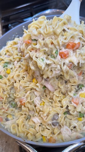 💜 Tara “T” Ippolito on Instagram: "It’s safe to say the cool/ cold weather is here 🥶. Comment “link” & I’ll DM you the recipe. You can also hit the link in my bio & it will take you to my website. . . #chickenpotpie #dinnerideas #easyrecipes"