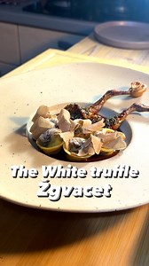 The white truffle žgvacet👨🏻‍🍳 -First, you’ll prepare the dough for the pasta, using only egg yolks. I use quail eggs, setting aside the egg whites because we’ll use them🍝 -It’s important to knead the dough thoroughly. Don’t add salt to it, as the iodine in the salt can cause the yolks to darken. Let the dough rest in the fridge for 1 hour❄️ -Next, clean the pigeon. Remove the legs, debone them, season with salt, and leave them uncovered in the fridge to dry out. This helps extract as much wa