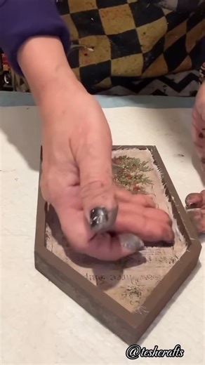 7.5K views · 316 reactions | She made a STUNNING DIY using Dollar Tree house frame. #diy #viral #diyprojectsathome #Christmas #ChristmasDecor #diyprojectsideas | TESH | Facebook