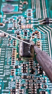 Removing the SMD IC using a resistor. #tutorial #repair #service #soldering #electronics #idea | Trisula Servis
