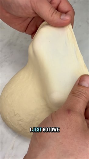 Mr Giboneg Cooking Club Przepisy i Gotowanie on Instagram: "Window pane test w cieście do pizzy: sprawdź gluten w 10 sekund W tym filmiku pokazuję, jak zrobić window pane test (test okna / test szyby) na cieście do pizzy, żeby mieć pewność, że ciasto jest dobrze wyrobione i będzie sprężyste po fermentacji. Najpierw pokazuję ciasto po ok. 15 minutach wyrabiania w rękach i odpoczynku ok. 45 minut, potem rozciągam je na cienką „szybkę”, aż robi się półprzezroczyste. Na koniec porównanie po fermenta