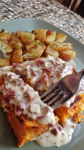 "This recipe may not be so common anymore, but this classic dish – made popular in the military for its filling, hearty use of dried beef – found itself a home on many Southern tables." Recipe in First (c.o.m.m.e.n.t ).👇 | Easy Recipes