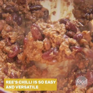 Who knew there were so many ways to eat Chilli? The Pioneer Woman - Ree Drummond has a great recipe, and some delicious suggestions of how to serve it! | Food Network UK