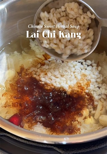 This cooling dessert is actually so easy to make ✨ Made a big pot of Lai Chi Kang at home today Lightly sweet, super comforting and perfect for hot weather☀️ Ingredients: Snow fungus Lotus seeds Lily bulbs Barley Red dates Malva nut Dried longan（optional） Rock sugar Basil seeds (selasih) So nourishing and refreshing ✨ Homemade dessert just hits different #laichikang #dessert