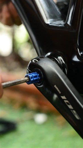 How to adjust Shimano crank preload" ✅ ตั้งขาจานให้หมุนลื่นๆ ไม่ยากครับ แต่ลูกปืนกระโหลกต้องอยู่ในสภาพสมบูรณ์นะครับ อย่างในคลิปเป็นลูกปืนเหล็กเดิมๆ ติดกับกระโหลกจีนมาราคาไม่กี่บาท มันก็ตั้งให้หมุนลื่นได้ แต่ ... ตั้งแล้วขาจานต้องไม่โยกได้นะครับ ถ้าโยกได้ แสดงว่าตั้งหลวมไป อารมณ์เดียวกับตั้งจี๋ล้อเลย 😊 อย่าเอาไปเทียบกับลูกปืนเซรามิกนะครับ อันนั้นลื่นอีกระดับ ถ้าอยากได้ตัวตั้งขาจานลิงค์อยู่ในคอมเม้นท์ครับ ✅ #bikeservice #adjust #bikemaintenance #diy #roadbike #cycling #shimano #bicycle | Tor Nuea