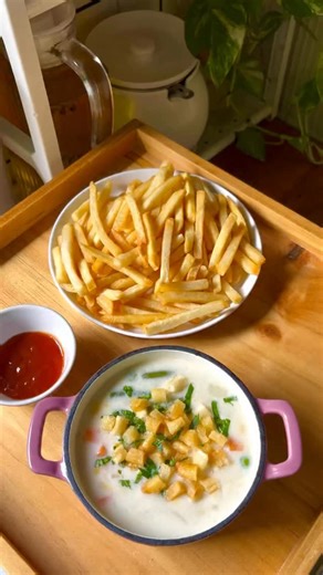 yunita__nara on Instagram: "Sup Jagung Creamy Kuahnya creamy, jagungnya manis, isiannya lengkap bikin nagih dari suapan pertama 🤍 Paling pas dimakan bareng kentang goreng crispy di sampingnya Hangatnya sup ketemu gurih-renyah kentang goreng, kombinasi yang susah ditolak 😋 Aku pakai 3 produk Golden Farm dari @goldenfarm.id biar masak tetap praktis tapi rasanya maksimal: 🌽 Corn Kernel 🥕 Mix Vegetable 🍟 Fries Menu ini cocok buat keluarga, menu anak, sampai comfort food andalan di rumah 💛 Masa