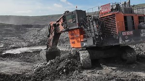 日立 EX2600 挖掘机 装载小松和卡特彼勒自卸卡车