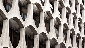 'Brutalisme Bruxelles' : un regard neuf sur ce mouvement architectural controversé - RTBF Actus