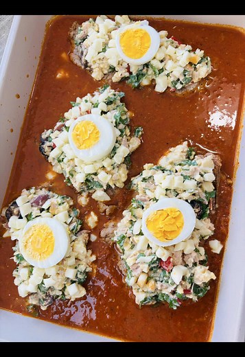 Lahmet thon tunisienne 🇹🇳 Escalope de veau sur lesquels il y a une farce à base de thon Que tu peux accompagner d’une sauce tomate ou sauce blanche Ingrédients : • 4 escalopes de veau • sel, poivre, tabel, huile d’olive Pour la farce : • 3 œufs durs • 1/2 botte de persil • 1 boîte de thon • 2 càs de fromage à tartiner • des olive et quelques piments de Cayenne • mozzarella râpée • 1 œuf pour lier le tout Pour la sauce tomate : • huile d’olive • 1 oignon émincé • 3 tomates mixées • 1 càs de con