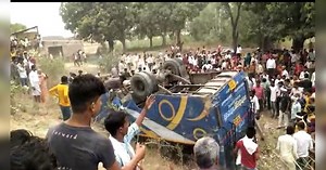 हरदोई में तेज रफ्तार अनियंत्रित बस खाई में पलटी, हादसे में परिचालक की मौत,एक दर्जन घायल