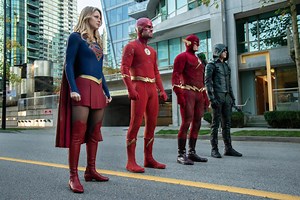 Recensione Elseworlds: il crossover tra Arrow, Flash e Supergirl è una cosa dell’altro mondo