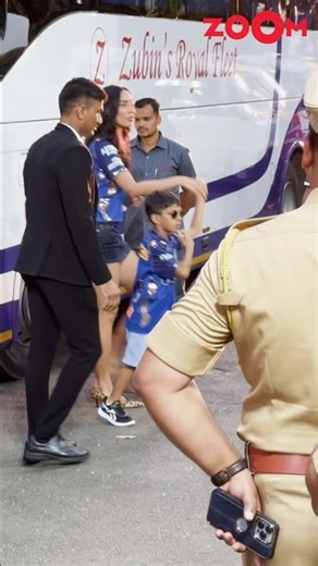 Hardik Pandya's GF Mahieka Sharma tightly HOLDS his son Agastya's hand 😍 #shorts #hardikpandya