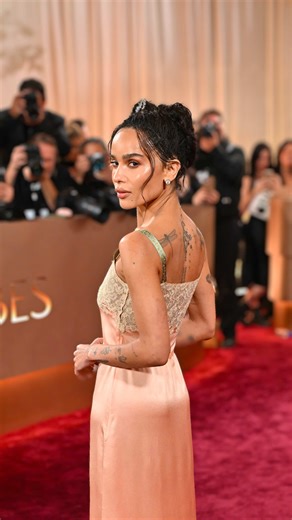 Look da Golden Globes di Zoë Kravitz: Eleganza in Rosa