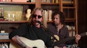 Members of The Allman Betts Band, including Devon Allman, Duane Betts, Johnny Stachela, and Justin Corgan, perform three songs at G&G headquarters. Watch the full #BackPorchSession, presented in partnership with Visit Macon: https://ow.ly/bbSC50VjcJE | Garden & Gun Magazine