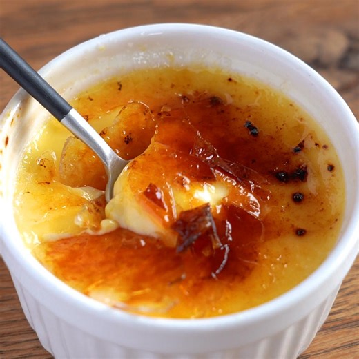 【バーナーがなくても作れる】この手があった！！まさかの方法でパリパリのクレームブリュレが作れるレシピ / How to Caramelize Crème Brûlée with a SPOON! レシピはこちら！https://www.buzzfeed.com/jp/amiakasaka/how-to-caramelize-creme-brulee-with-a-spoon-movie | Tasty Japan