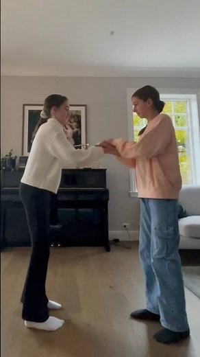 parent trap handshake!! with a friend🫶🏻