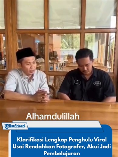 MOJOKERTO - Pria yang mengaku sebagai penghulu dalam video keributan dengan fotografer saat prosesi akad nikah menyampaikan permintaan maaf kepada Arwani. Video keributan tersebut sebelumnya viral di media sosial. Insiden itu menjadi sorotan warganet karena memperlihatkan adu mulut antara pria yang disebut sebagai penghulu dan fotografer pernikahan. Dalam pernyataan yang disampaikan melalui video, pria tersebut mengaku menyesali kejadian itu dan menyebutnya sebagai pengalaman yang dapat mengubah