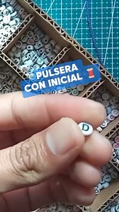 🧵 Pulseras con inicial Hermosa pulsera de inicial de hilo tejido macramé azul hecho a mano por artesanos mexicanos. Pulseras IMAR. #pulseras #pulserasdehilo #pulserasconiniciales #pulserasdeiniciales #macrame #bisuteria #handmade | Pulseras IMAR