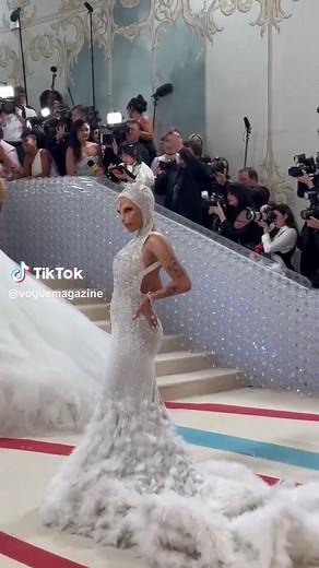 For the 2023 #MetGala, #DojaCat turned into Karl Lagerfeld’s beloved cat #Choupette with next-level prosthetics—and a million-dollar diamond.