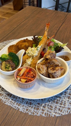 cafe Fujimitu on Instagram: "お花とカフェの店CafeFujimituです🌹 新メニューどんどんご紹介していきます❣️ お次はFujimituの美味しい！が詰まった よくばりプレート。 名物のソースカツに、女性に人気のエビフライ、 ガッツリ好きにタルタルチキンを全部盛り込みました😆 栄養バランスも考えて、有機野菜を使った サラダとお惣菜もたっぷり🥬 いつもはヘルシーでも、今日はガッツリ食べたい！ という方にもおすすめです😊 ぜひお試しくださいね。 ご予約ご来店、心よりお待ちしております🥰 (今日は定休日です) ＊＊＊＊＊＊＊＊＊＊＊＊＊＊＊＊＊＊ Cafe Fujimitu @cafe__fujimitu 🏠滋賀県大津市大石東6-8-49 🕒営業時間👉水金土日11:30〜16:00 🅿️駐車場👉あり(5台) 📞0775461114(ご予約はお電話で) ＊＊＊＊＊＊＊＊＊＊＊＊＊＊＊＊＊＊ #滋賀カフェ#大津カフェ#石山カフェ石山寺カフェ大石カフェカフェ巡り好きな人とつながりたい立木観音佐久奈度神社瀬織津姫寿長生の郷奥山農園有機栽培有機野