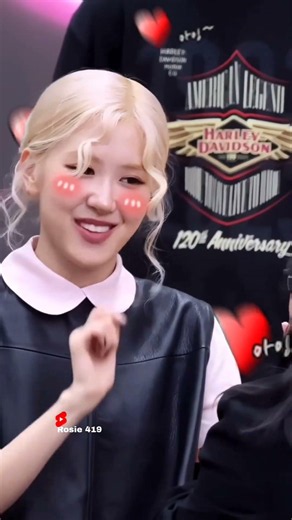 A female fan tricked Rose into holding her hand, and Rose's reaction was super cute 🥰 #blackpink