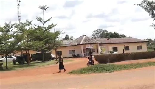 MUFUMBWE SEEKS TIGHTER SECURITY AFTER ILLEGAL MINING CRACKDOWN Prime TV 📸 Jackson Mwansa The Mufumbwe District Commissioner has warned that illegal miners removed from the Kikonge Gold Mine may have dispersed into nearby districts and forested areas following a security operation by the Zambia Army. About 15,000 miners left the site, according to District Commissioner Elijah Munyompe, who says some are believed to be hiding in residential areas. He has called for extended security operations to