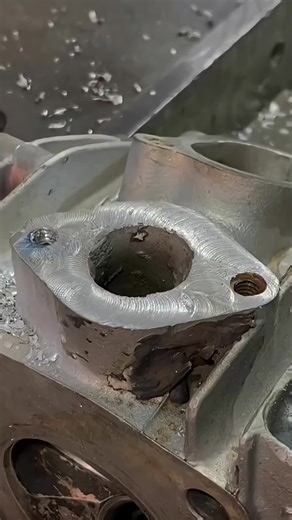 Leveling the motorcycle intake manifold mounting block😱🤯#incujin #mechanic #motomechanic #motorcycle #motorcyclemechanic