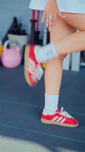 Eva Giri🇳🇵 on Instagram: "New Year resolutions break when mornings don’t wake up. One brush with Colgate MaxFresh = morning freshness फट्याक सँग. Don’t let your this year’s resolutions die, give them a fresh start. Colgate MaxFresh keeps you fresh and focused with its 10x longer-lasting cooling*. New Year Resolutions Start With Morning Freshness. The Colgate MaxFresh Way. फट्याक सँग. *vs. regular fluoride toothpaste #colgatenepal #ColgateMaxFresh #NewYearResolutions #FatyaakSanga #explorepage 