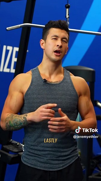 The PERFECT 3 day full body workout routine. Here’s workout 1: Incline Dumbbell Press: 3 sets of 8-12 reps Barbell Squats: 3 sets of 6-8 reps Dumbbell Chest-Supported Row: 3 sets of 8-12 reps Leg Curls: 3 sets of 10-15 reps Superset: 3 sets of 8-12 reps - Incline Dumbbell Curls - Dumbbell Tricep Overhead Extensions You can try the full routine for 2 weeks free on our new BWS app! Link in bio 👆. Stay tuned for workout 2 👊