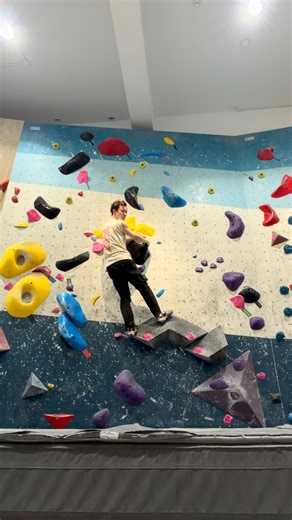 威成 on Instagram: "快一個月沒爬完V5 以茲紀念🥲🥲 每次這種很擠的兩步動態 都是靠跳點解決 希望指力快快追上推力"