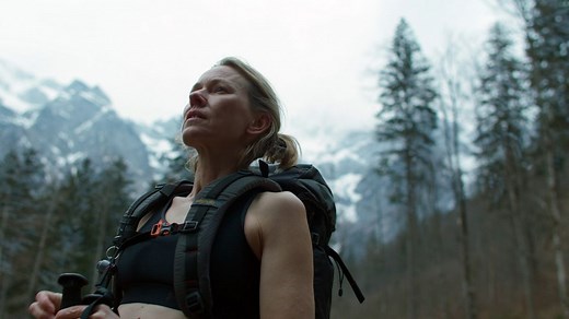 Infinite storm (2022) - recenzja, opinie o filmie [Gutek Film]. Spacer po górach