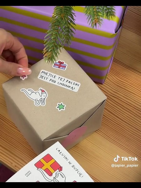 Stworzyliśmy arkusz naklejek ze świątecznymi Dupciami! Takie naklejki Idealnie sprawdzą się przy ozdabianiu prezentów (i nie tylko!). Tylko popatrzcie, jak są wstanie odmienić nawet zwykły szary papier! Jeden arkusz daje Wam duuużo możliwości, ozdabianie prezentów to tylko jedna z nich 🤭🩷 Szukajcie na japierpapier.pl