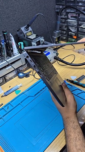 2.8K views · 237 reactions | Intervention technique effectuée sur un Dell Latitude 5300 : Réparation de la charnière endommagée, entretien complet du système de refroidissement et remplacement de la pâte thermique. Après ces interventions, l’ordinateur peut désormais s’ouvrir à 360° sans aucun problème. #RéparationInformatique #MaintenancePC #DellLatitude #PâteThermique #CharnièreLaptop | Dr Console & Pc | Facebook