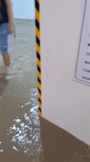 The Thailand Cultural Centre MRT Station experienced flooding earlier this evening. The Mass Rapid Transit Authority of Thailand (MRTA) said water entered through a ventilation opening in the construction area connecting the station to the AIA building. Heavy rain on Ratchadaphisek Road caused water to flow into the station via this opening near entrance/exit 2. Officials have blocked the opening with sandbags, cleaned the area, and reopened the station, though entrances/exits 2 and 3 remain clo