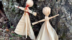 15K views · 1.5K reactions | Corn husk dolls are a fun Cherokee craft that everyone can make! The story of why the corn husk doll is faceless is the basis of a traditional Cherokee story. The Creator is said to have taken the face of the corn husk doll because she became too vain and prioritized her beauty over helping others. Join us as we show you the steps behind how to make your own corn husk doll in this episode of #CherokeeCraftsAtHome! | Visit Cherokee Nation | Facebook