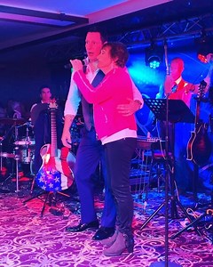 So delighted to have the Queen of Country Philomena Begley join me on stage for a few songs tonight in the @allinghamarmsbundoran and sounding as good as ever 🙌 #robertmizzell #thecountrykings #mizzellies #philomenabegley #queenofcountry #allinghamarmshotel #bundoran | Robert Mizzell