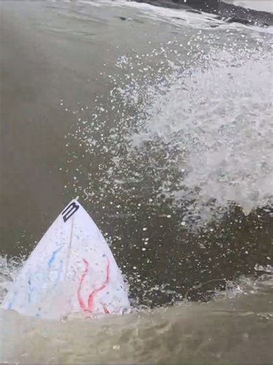 NÃO DEU TEMPO! Voei por cima da pedra. #surfing #surf #danger #dangerous #wave #fail