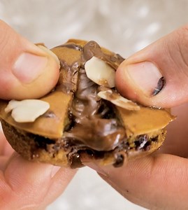 If you wanna try the best cupcakes EVER! Get the recipe here: Mix and beat in blender: - 50g flour - 70g milk - A teaspoon of baking powder - 20g honey Pour the mixture into the mold up to half of it - Melt a chocolate bar in hot water - Press the chocolate into the middle of the mold. - Pour the rest of the mixture into the mold - Bake in the oven for 30 minutes at 170°C. Enjoy and write your reviews in the comments! | 5-Minute Crafts Men