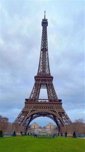 หอไอเฟล ที่ตั้งอยู่ใจกลางกรุงปารีส เคยเป็นสิ่งก่อสร้างที่สูงที่สุดในโลกถึง 41 ปี ตั้งแต่ปี ค.ศ. 1889
