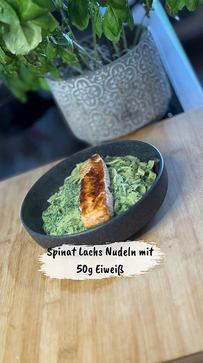 Spinat Lachs Nudeln mit 50g Eiweiß Zutaten: 60g Bandnudeln roh 50g Rahmspinat 50ml Cremefine 7% 20g More Protein Sahne* 125g Lachsfilet Gewürze: Salz, Pfeffer, More Spice Knobi-Licious* *Mit Code LE“ gibts maximalen Rabatt bei @morenutrition.de 🌸Werbung Nährwerte: 625 Kalorien 50,6g Kohlenhydrate 49,9g Eiweiß 23,7g Fett Viel Spaß beim nachmachen.😋 #lisa_fitlife #proteinauflaufrezept #hackbällchenauflaufmitklos | »Lisa«