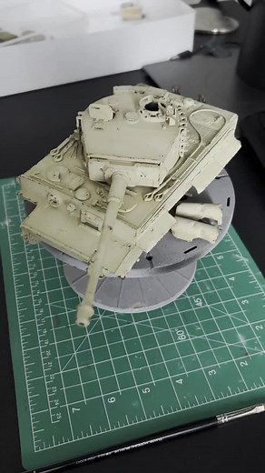 Tiger I had colour modulation added with Tamiya Dark Yellow 2. Some chipping added and now onto weathering and whitewash. For my winter diorama #tank #workinprogresss #tigertank #ww2 #panzer