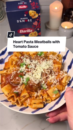 Heart Pasta Meatballs with Tomato Sauce Serves 4 Ingredients \t•\tMeatballs \t•\tOil (for frying) \t•\t1 tbsp tomato purée \t•\tGarlic granules \t•\tOnion granules \t•\tMixed herbs \t•\tPaprika \t•\tBlack pepper \t•\t1 cup stock (red wine stock or beef stock) \t•\tPasta \t•\tGrated cheese (to serve) Method \t 1.\tAdd a little oil to a pan over medium heat. Add the meatballs and cook until browned on all sides, then remove them from the pan. \t 2.\tStir the tomato purée into the same pan and cook