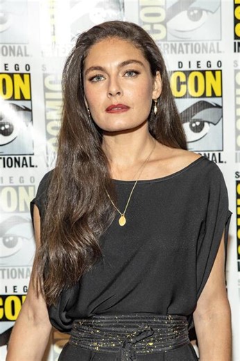 Alexa Davalos | Steckbrief, Bilder und News