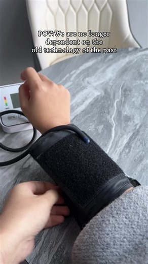 Jeust put it on gently, can measure blood pressure#bloodpressurecheck #bloodpressuremonitor #tiktokshopholidayhaul #homehealth #freeshipping