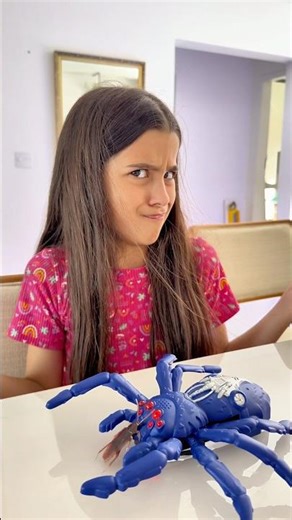 A DONA ARANHA ROBÔ SÓ QUER BARATA 😱🤮 #shorts