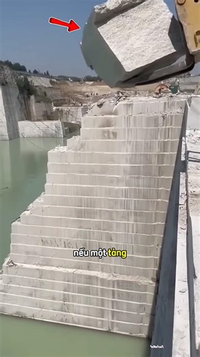 Anh chàng thử nghiệm ném tảng đá xuống sông 😁 #shortsviral ￼